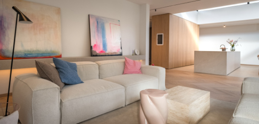 Offener Wohnbereich von Haus U7a mit Blick zur Küche und Oberlicht