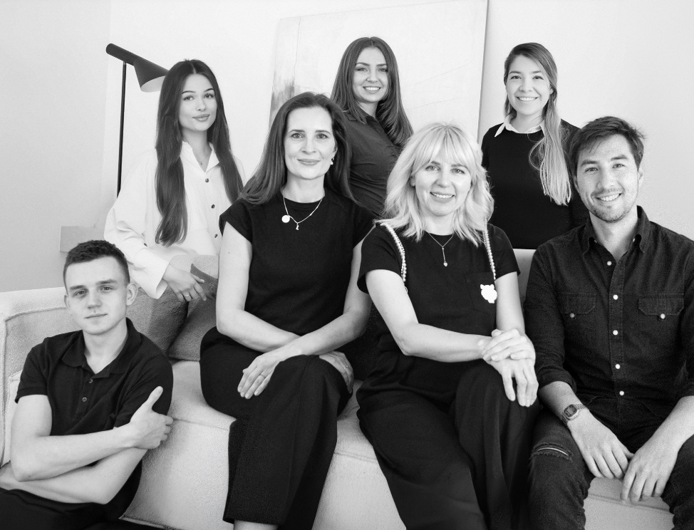 Franziska Kanani mit ihrem Team im Studio